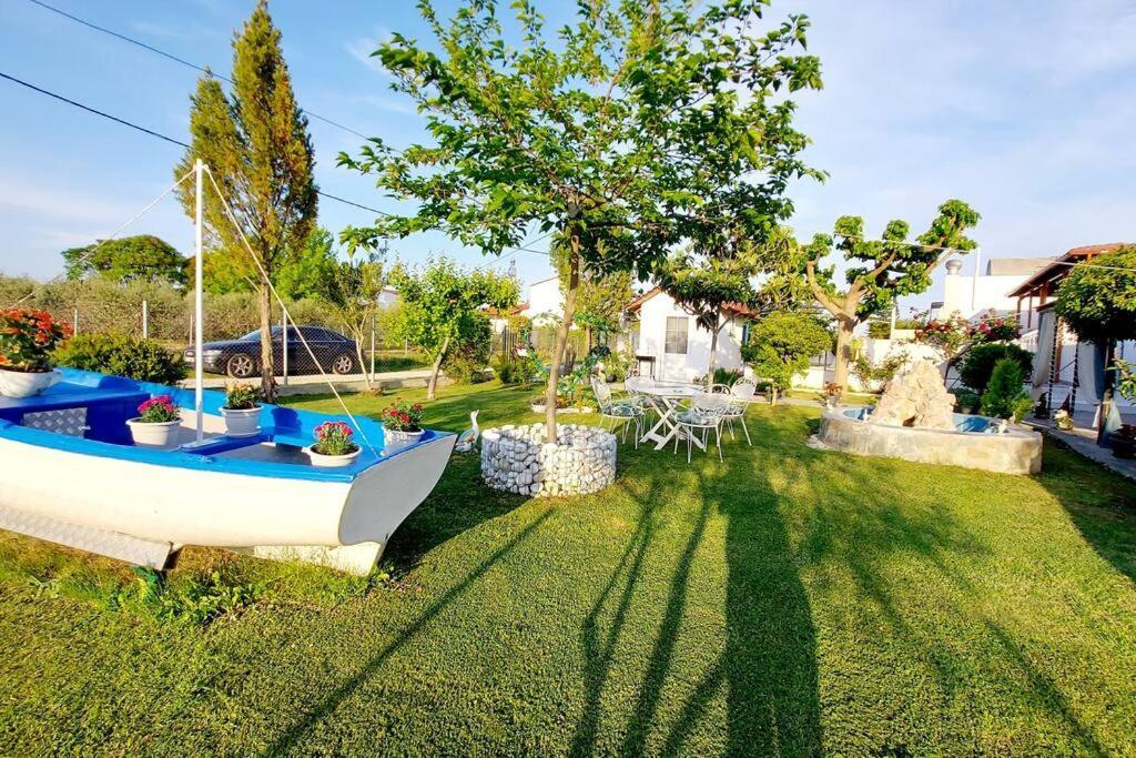 Mom'S Seaside Home Kariani Bagian luar foto
