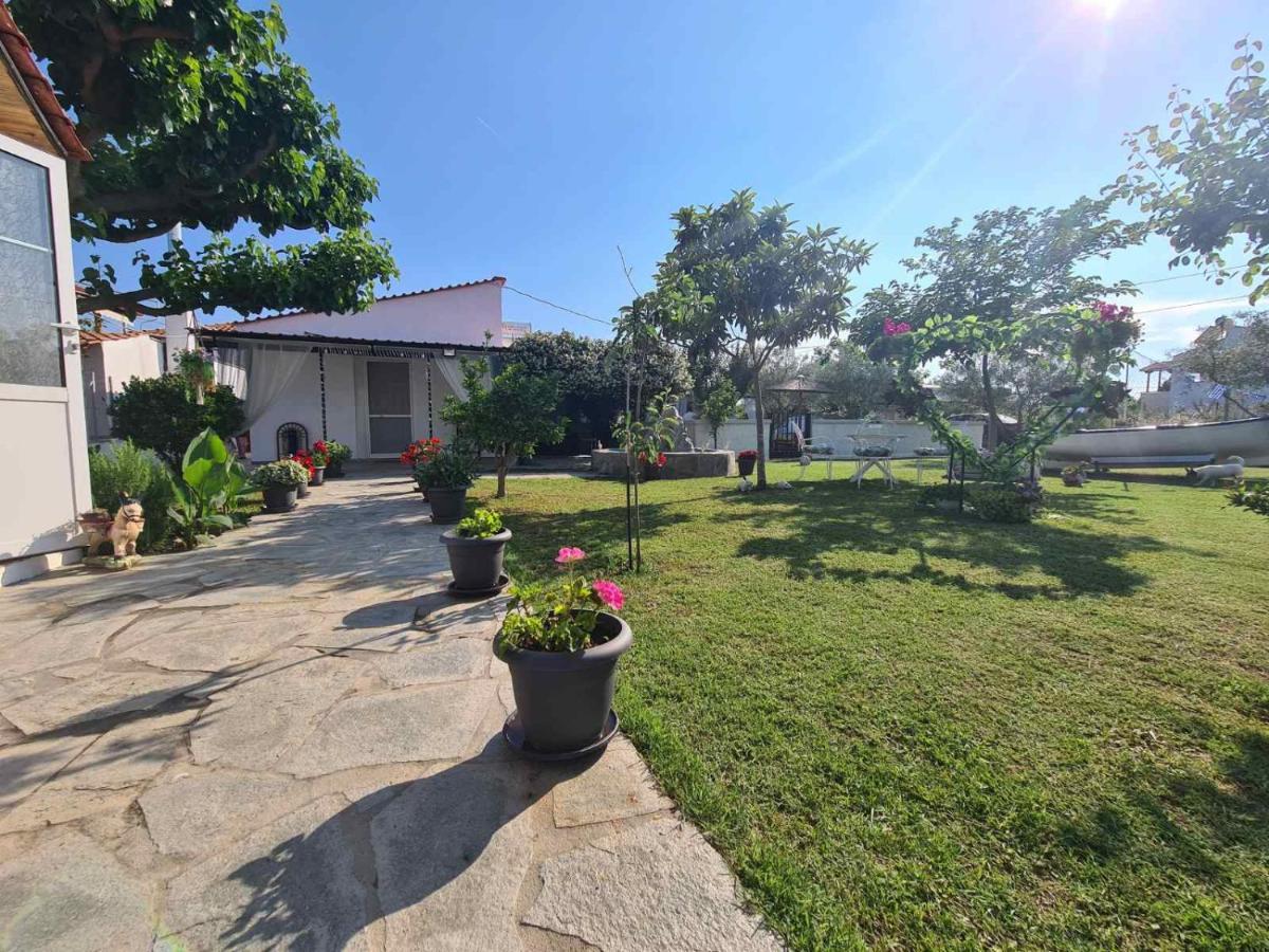 Mom'S Seaside Home Kariani Bagian luar foto